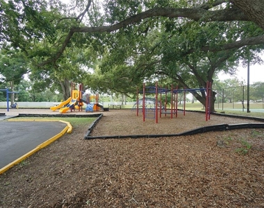 7605 Glades Court - Photo Thumbnail 23
