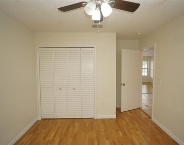 7605 Glades Court - Photo Thumbnail 4