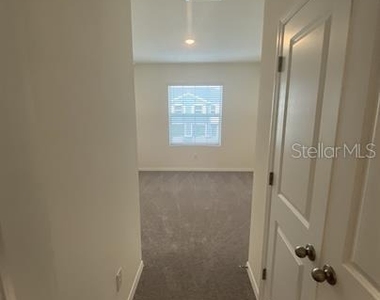 2906 Suncoast Plains Drive - Photo Thumbnail 17