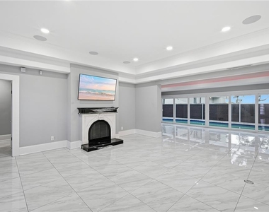 2418 W Palm Drive - Photo Thumbnail 4