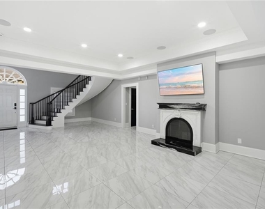 2418 W Palm Drive - Photo Thumbnail 5
