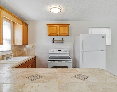 809 Illinois Avenue - Photo Thumbnail 6