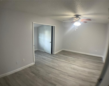 152 Douglas Road W - Photo Thumbnail 8