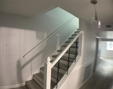 152 Douglas Road W - Photo Thumbnail 2