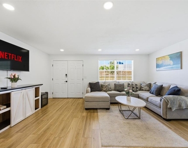 4310 W Carmen Street - Photo Thumbnail 6