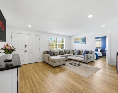 4310 W Carmen Street - Photo Thumbnail 4