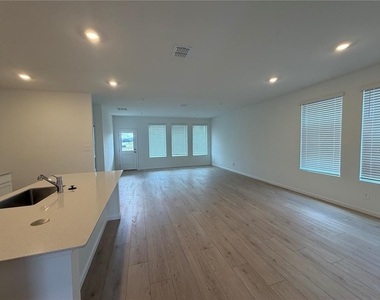 4389 Vibernum Avenue - Photo Thumbnail 6