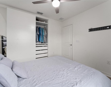 697 Stoney Point Circle - Photo Thumbnail 13
