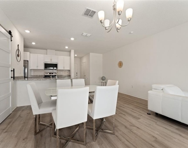 697 Stoney Point Circle - Photo Thumbnail 3