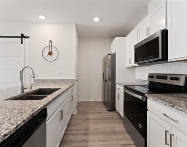 697 Stoney Point Circle - Photo Thumbnail 4