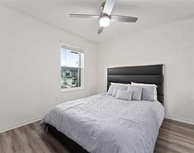 697 Stoney Point Circle - Photo Thumbnail 14