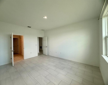 1306 Normandy Drive - Photo Thumbnail 21