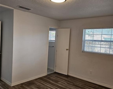 1216 Dickens Avenue - Photo Thumbnail 9