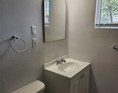 1216 Dickens Avenue - Photo Thumbnail 10