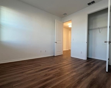 2253 Lost Horizon Way - Photo Thumbnail 7