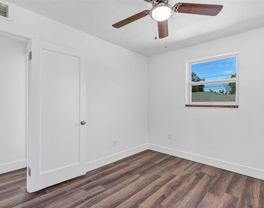 2027 30th Avenue N - Photo Thumbnail 14