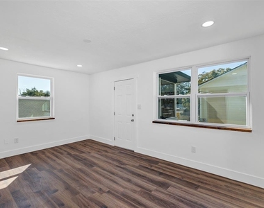 2027 30th Avenue N - Photo Thumbnail 3