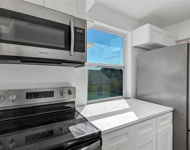 2027 30th Avenue N - Photo Thumbnail 7