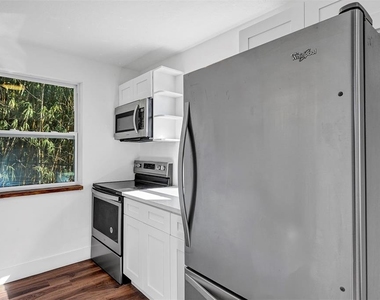 2027 30th Avenue N - Photo Thumbnail 5