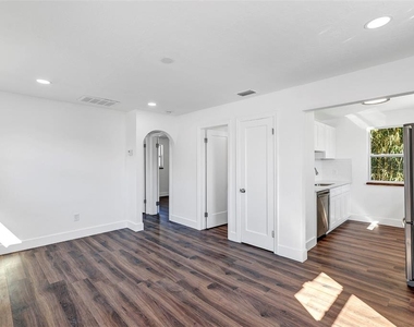 2027 30th Avenue N - Photo Thumbnail 4