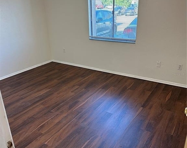 2707 Hunt Club Lane - Photo Thumbnail 2