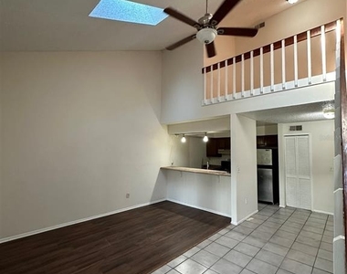 2707 Hunt Club Lane - Photo Thumbnail 7