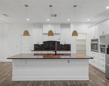 606 Royal Crest Drive - Photo Thumbnail 7