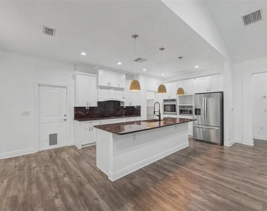 606 Royal Crest Drive - Photo Thumbnail 5