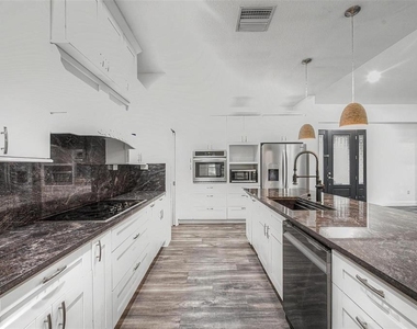 606 Royal Crest Drive - Photo Thumbnail 8