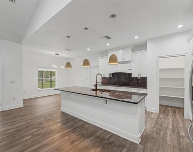 606 Royal Crest Drive - Photo Thumbnail 6