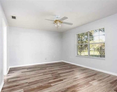 1029 Nw 90th Drive - Photo Thumbnail 5