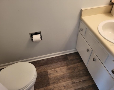 3727 Sw 28th Terrace - Photo Thumbnail 4