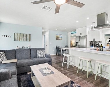 837 Dolphin Avenue Nw - Photo Thumbnail 2