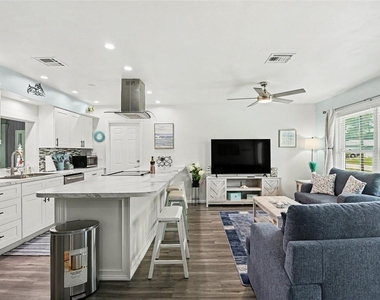 837 Dolphin Avenue Nw - Photo Thumbnail 3