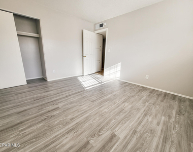 5233 Carousel Drive - Photo Thumbnail 8