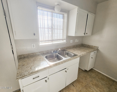 5233 Carousel Drive - Photo Thumbnail 5