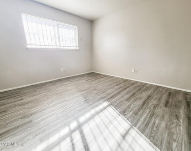 5233 Carousel Drive - Photo Thumbnail 7