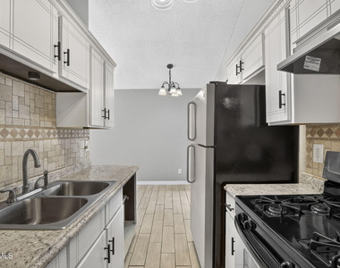 9128 Bur Oak Circle - Photo Thumbnail 13