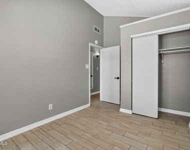 9128 Bur Oak Circle - Photo Thumbnail 20