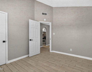 9128 Bur Oak Circle - Photo Thumbnail 16