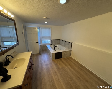 112 Woodbine Street - Photo Thumbnail 13