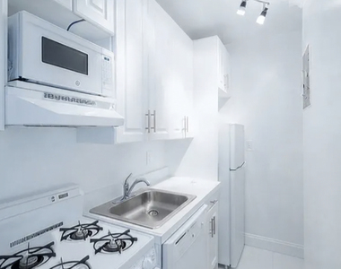 226 East 74th Street - Photo Thumbnail 2