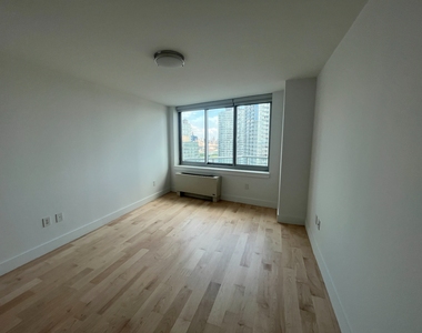 Center Boulevard - Photo Thumbnail 5