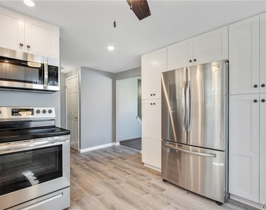 235 Robert Drive - Photo Thumbnail 6