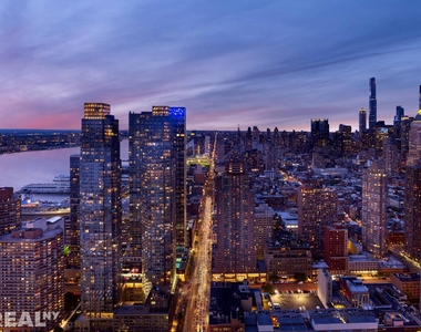 W 38th St - Photo Thumbnail 12