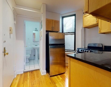 East 93 Street - Photo Thumbnail 3