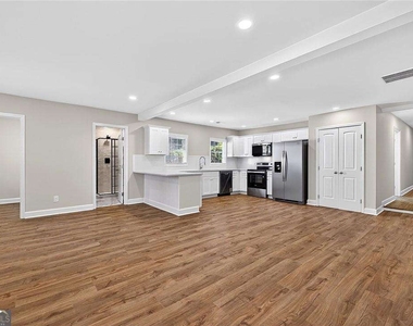 955 Columbia Drive - Photo Thumbnail 6