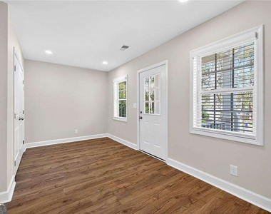 955 Columbia Drive - Photo Thumbnail 4