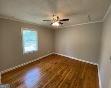 256 E Broad Street - Photo Thumbnail 3