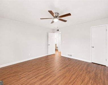 3203 E Point Street - Photo Thumbnail 13